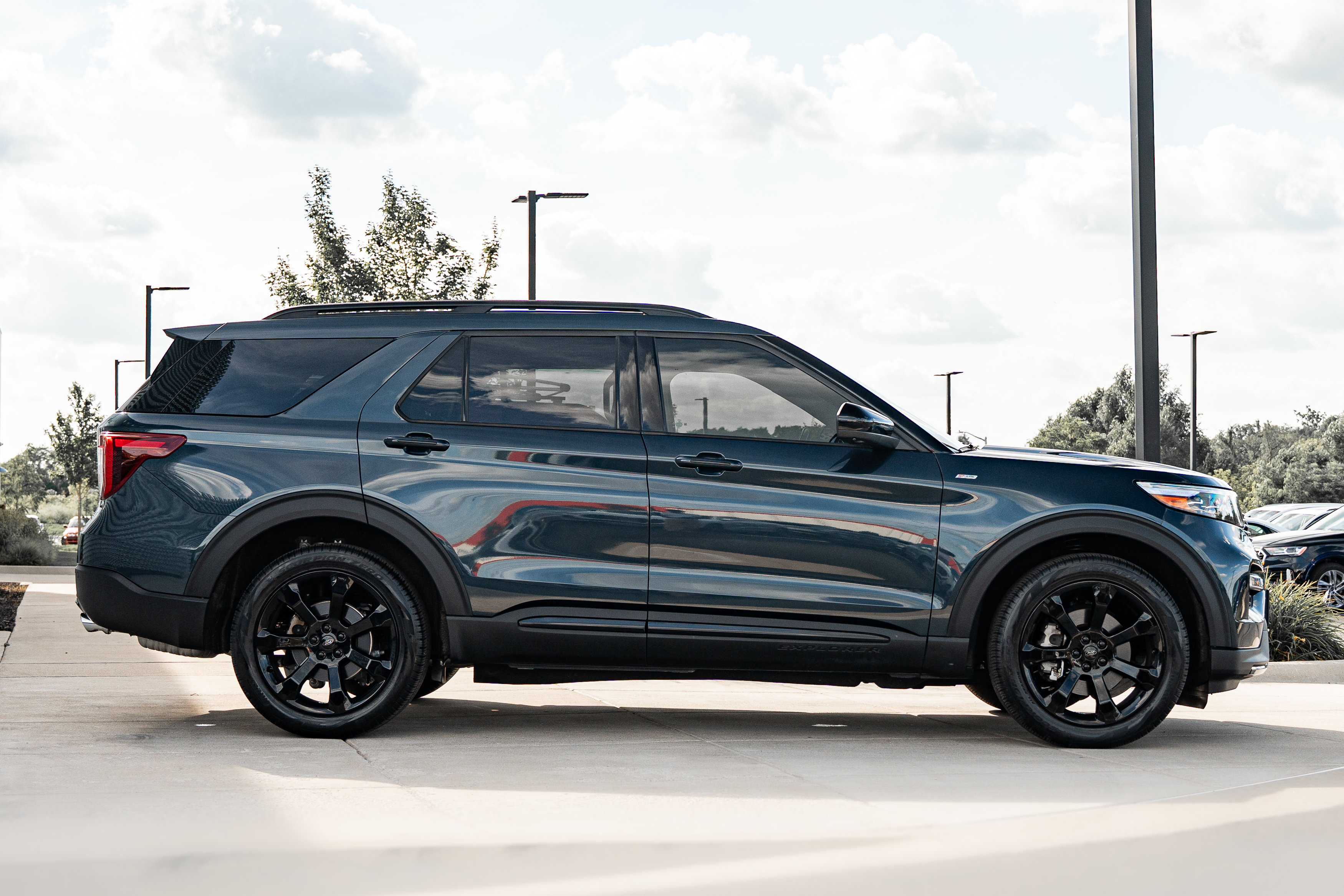 Used 2023 Ford Explorer ST-Line w/ Class IV Trailer Tow Package AWD/4WD image 3