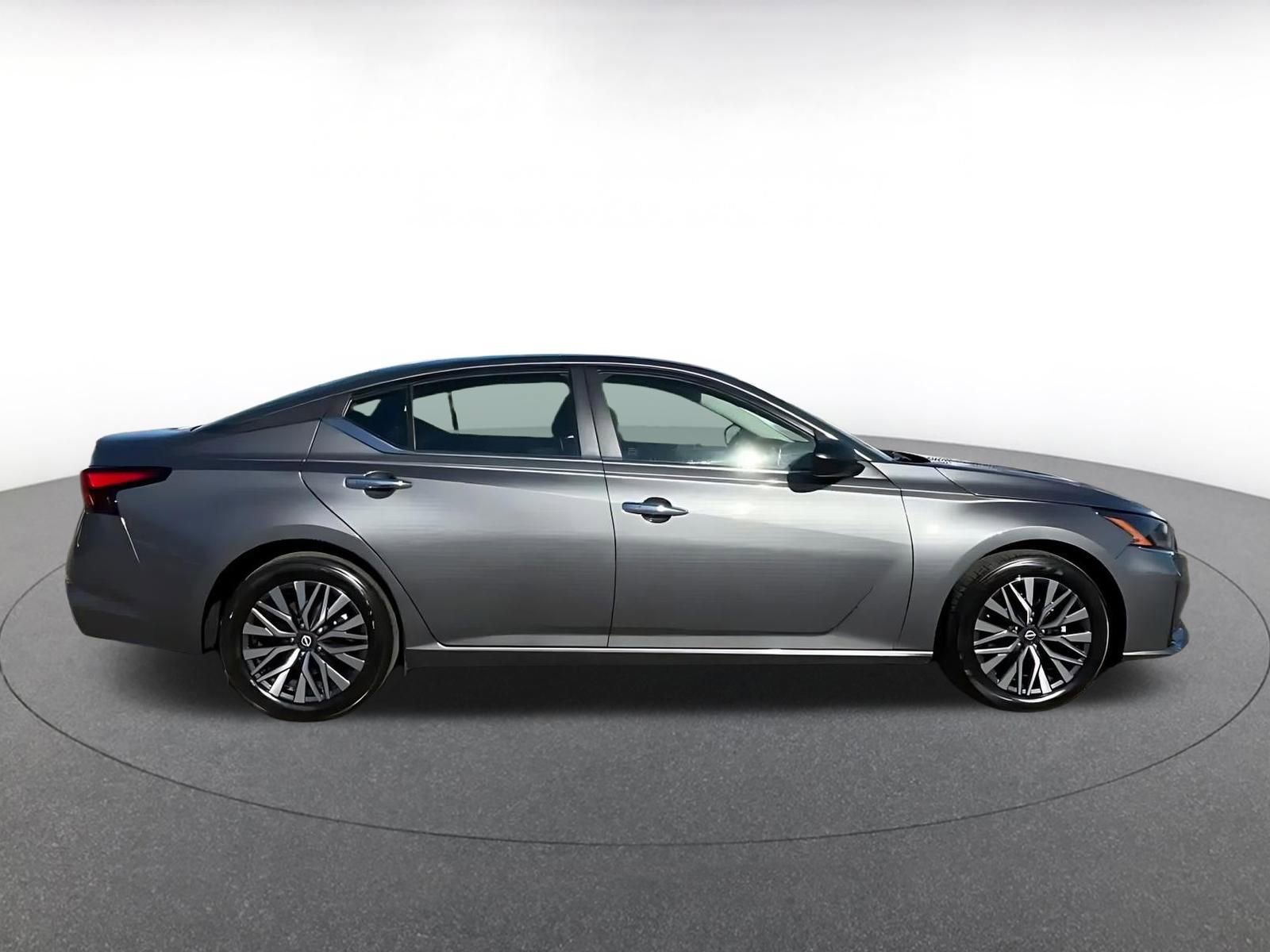 Used 2025 Nissan Altima 2.5 SV image 16