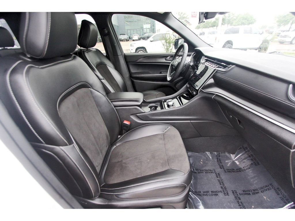 Used 2025 Jeep Grand Cherokee Altitude AWD/4WD image 11