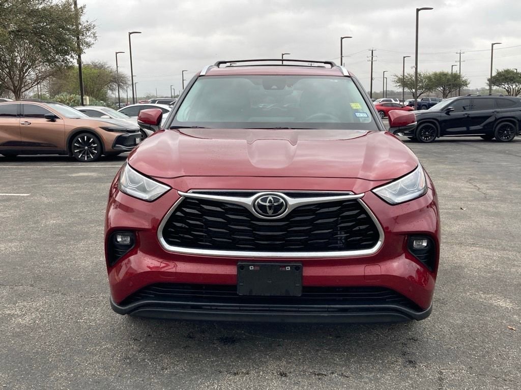 Certified 2025 Toyota Highlander Limited image 2