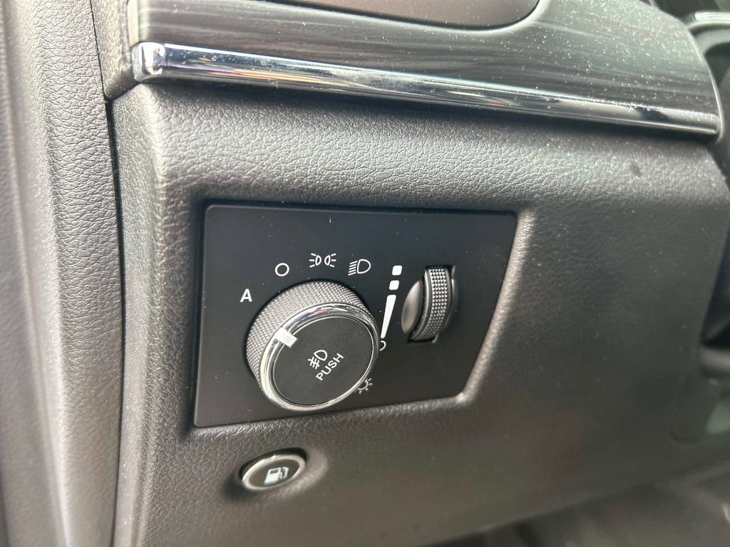 Used 2019 Jeep Grand Cherokee Limited image 21