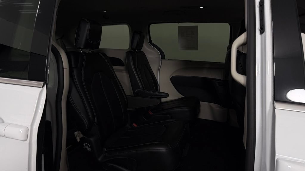 Used 2024 Chrysler Pacifica Touring-L AWD/4WD image 31