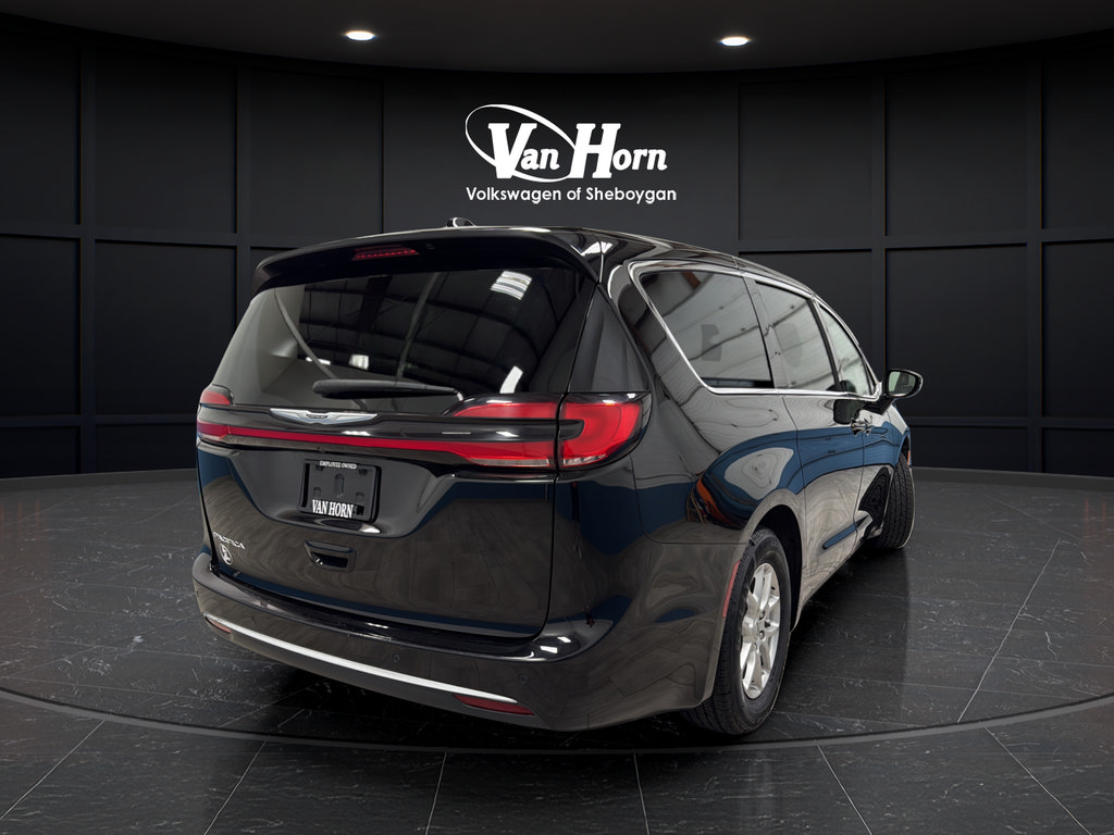 Used 2024 Chrysler Pacifica Touring-L FWD image 7