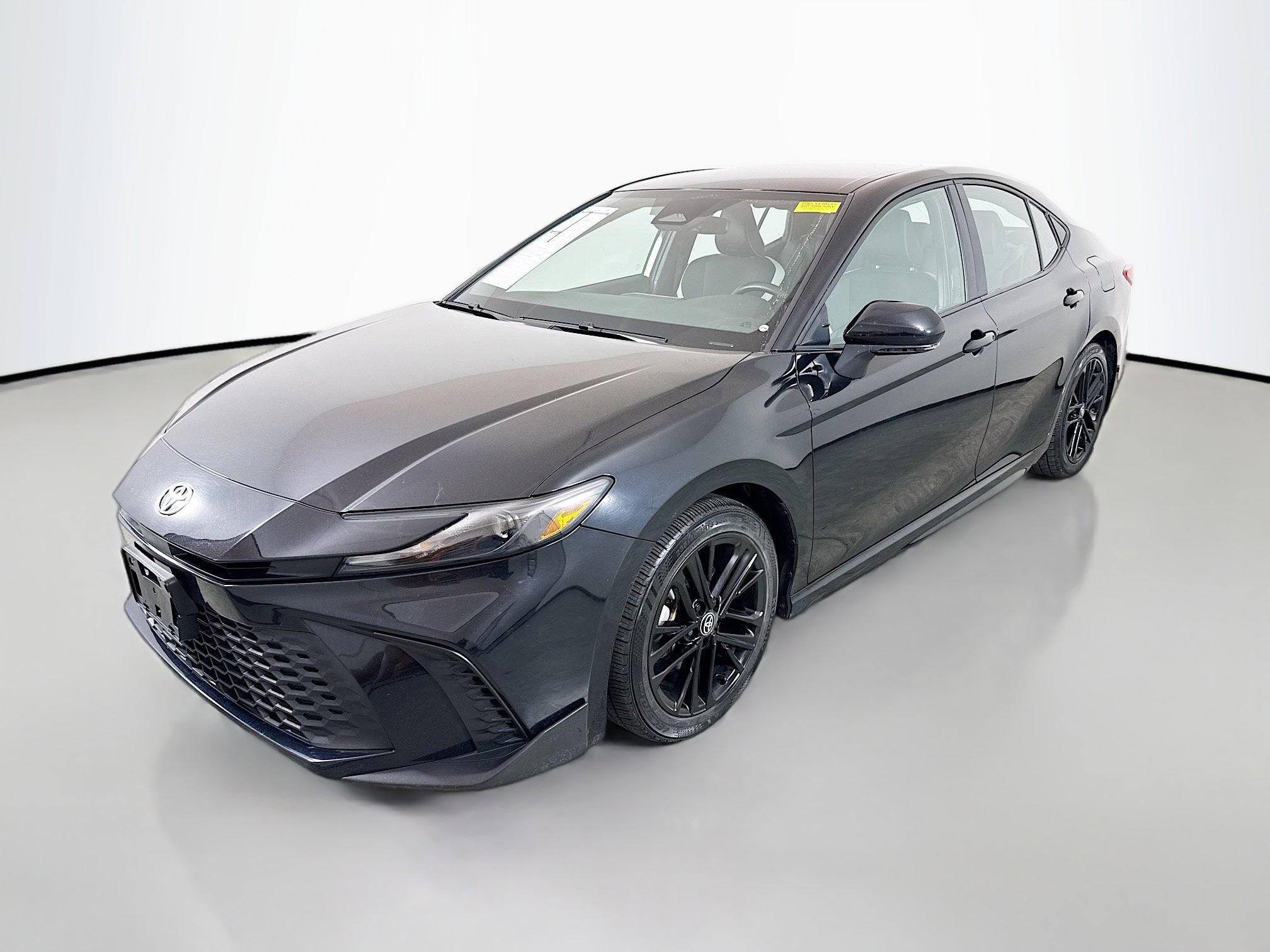 Used 2025 Toyota Camry SE FWD image 3