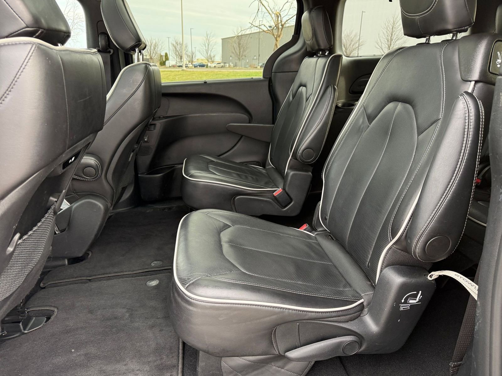 Used 2025 Chrysler Pacifica Limited image 29