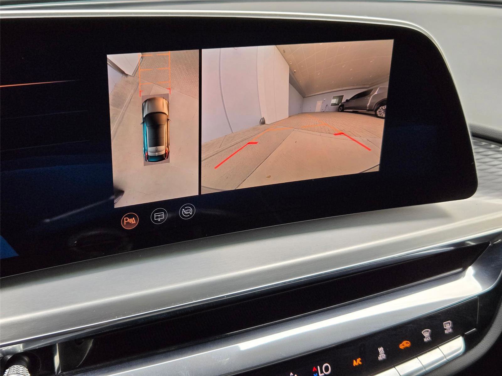 Certified 2025 Cadillac Lyriq Luxury w/ LPO, Floor Liner Package AWD/4WD image 19