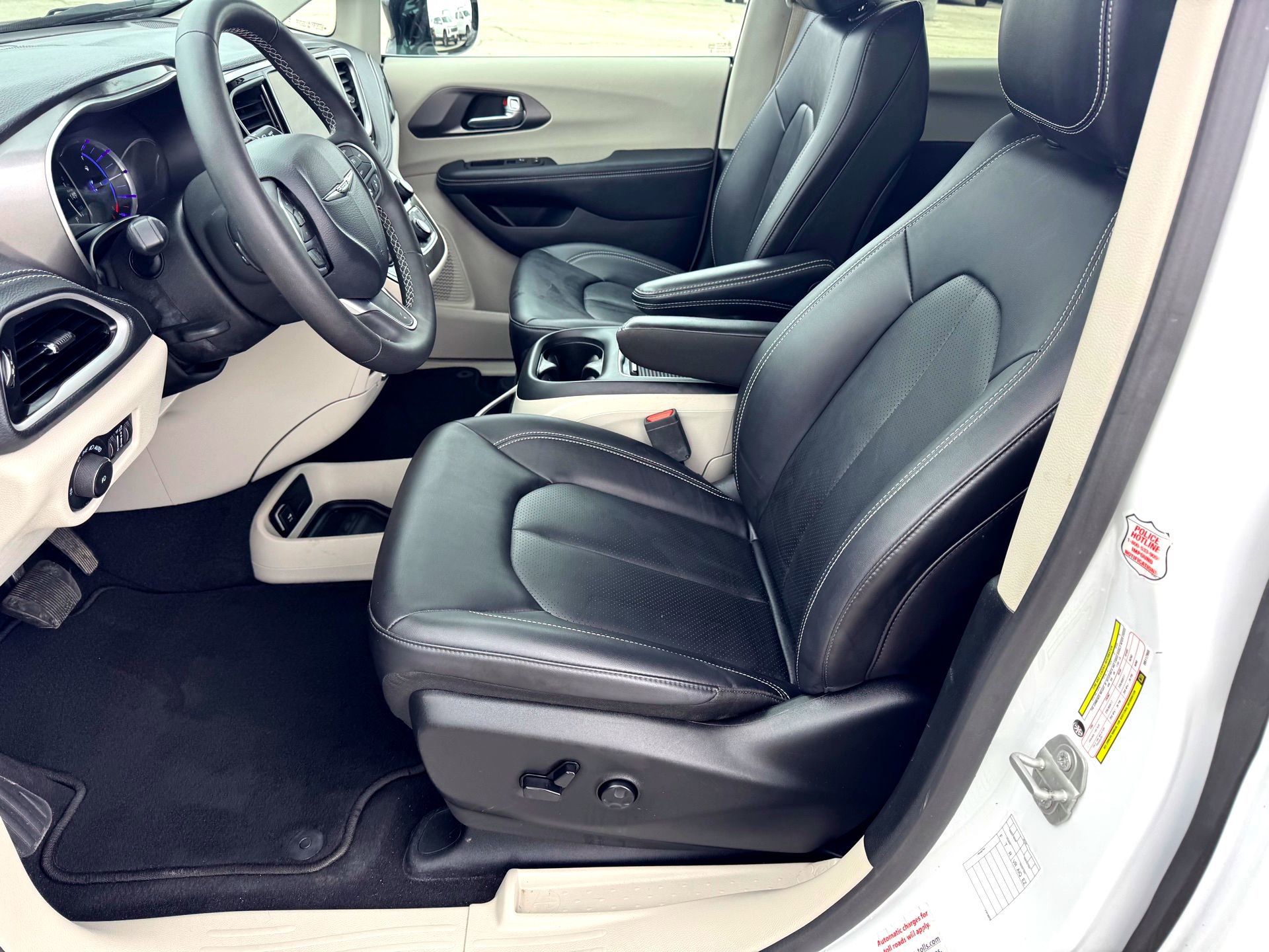Used 2024 Chrysler Pacifica Select image 13