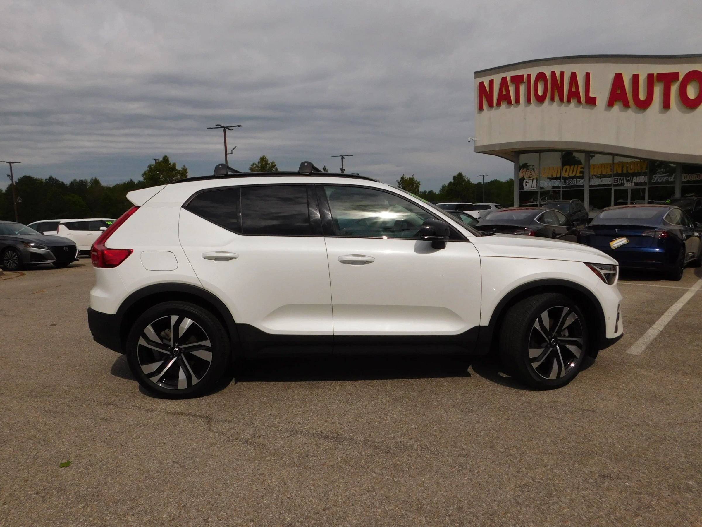 Used 2023 Volvo XC40 B5 Plus w/ Driver Assist Package AWD/4WD image 4