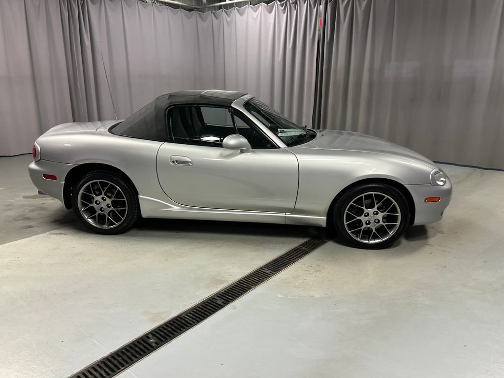 Used 2004 MAZDA MX-5 Miata w/ Cloth Azure Blue Pkg image 8