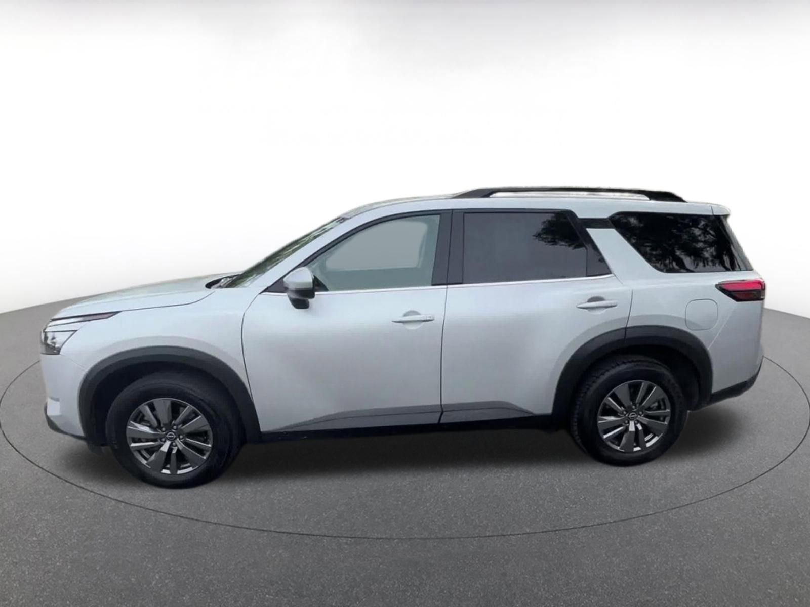 Used 2025 Nissan Pathfinder SV image 9
