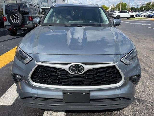 Used 2023 Toyota Highlander XLE FWD image 2