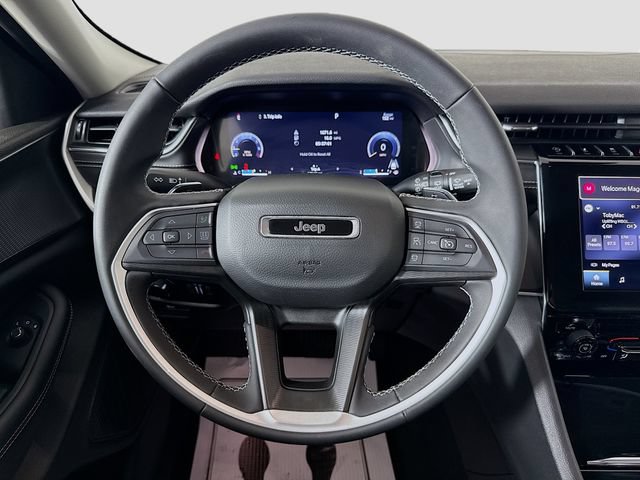 Used 2023 Jeep Grand Cherokee Laredo AWD/4WD image 11