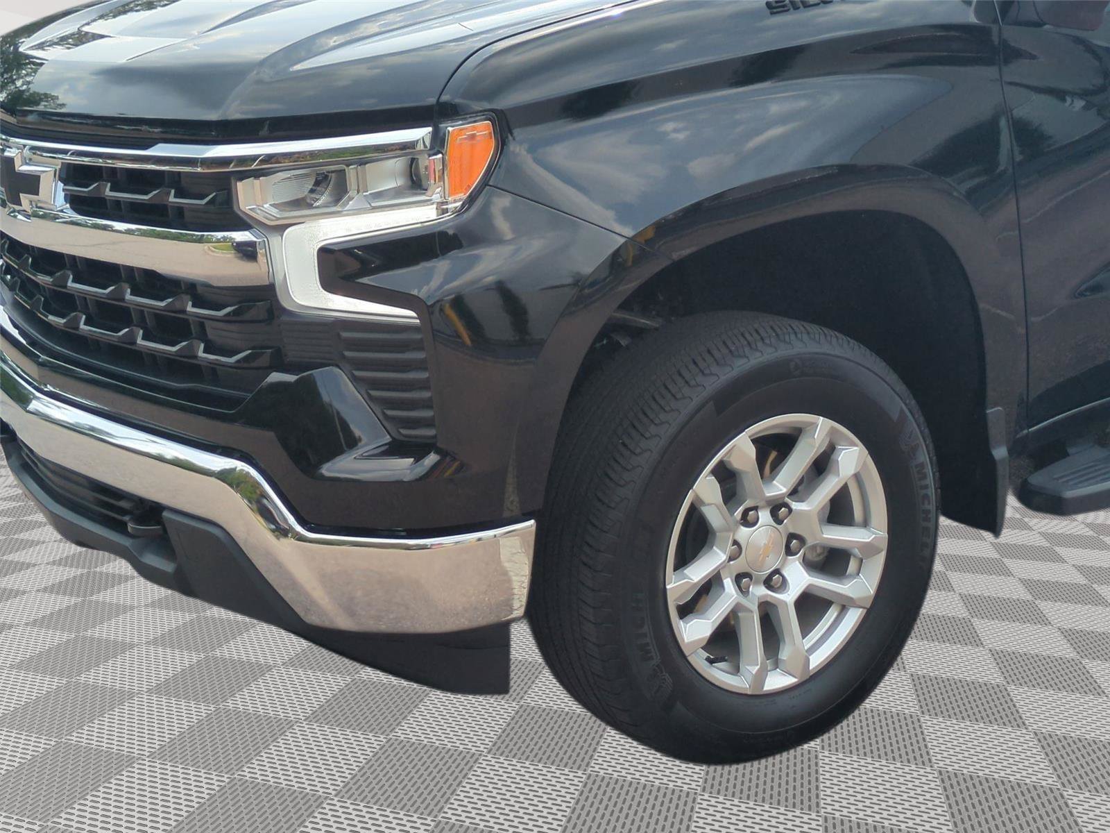 Used 2024 Chevrolet Silverado 1500 LT AWD/4WD image 9