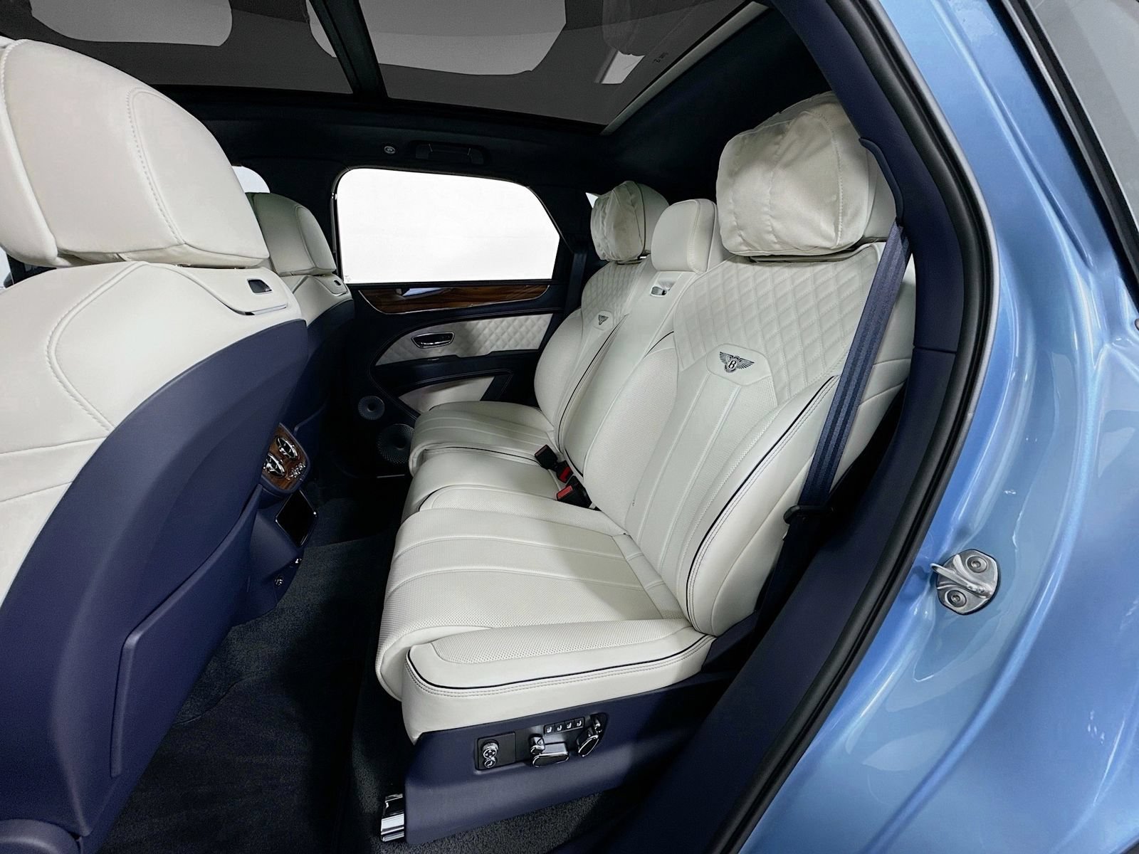 Certified 2025 Bentley Bentayga AWD/4WD image 25
