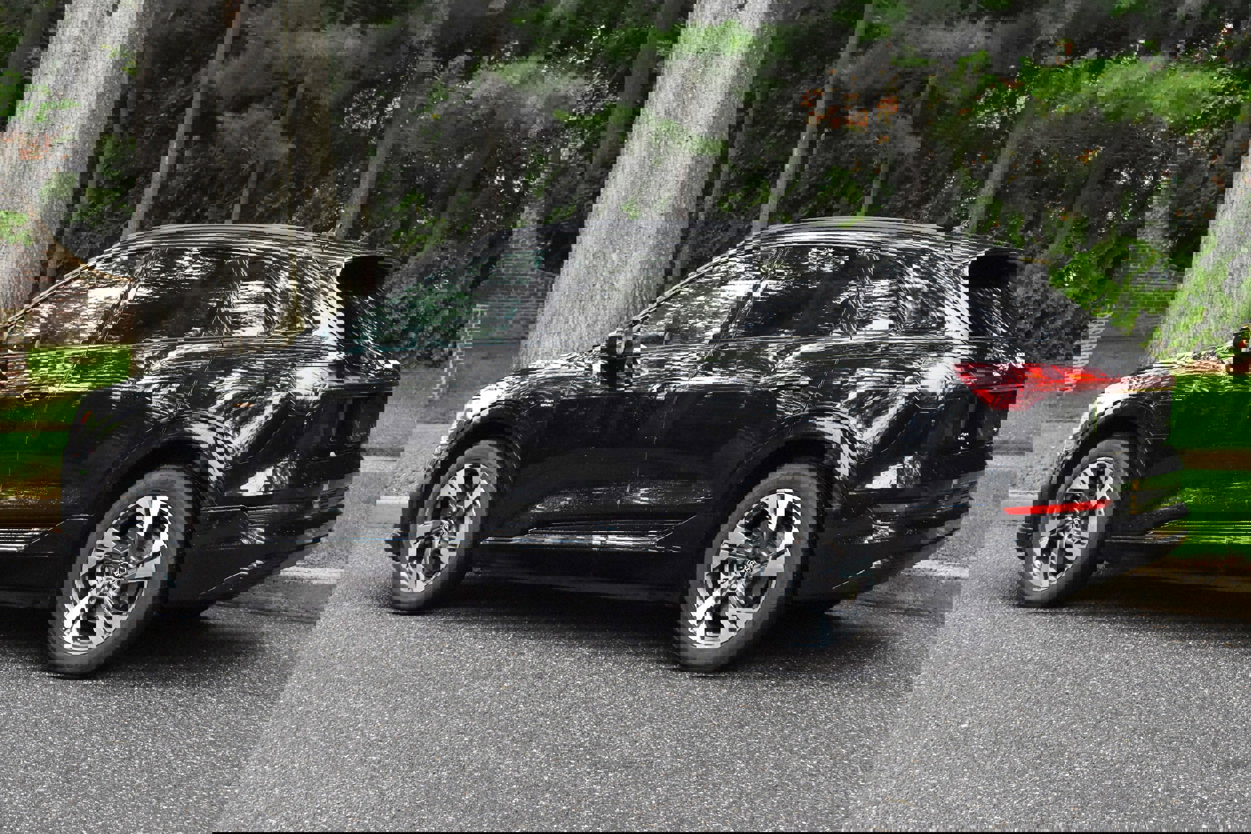 Used 2021 Audi e-tron Premium w/ Convenience Plus Package image 5