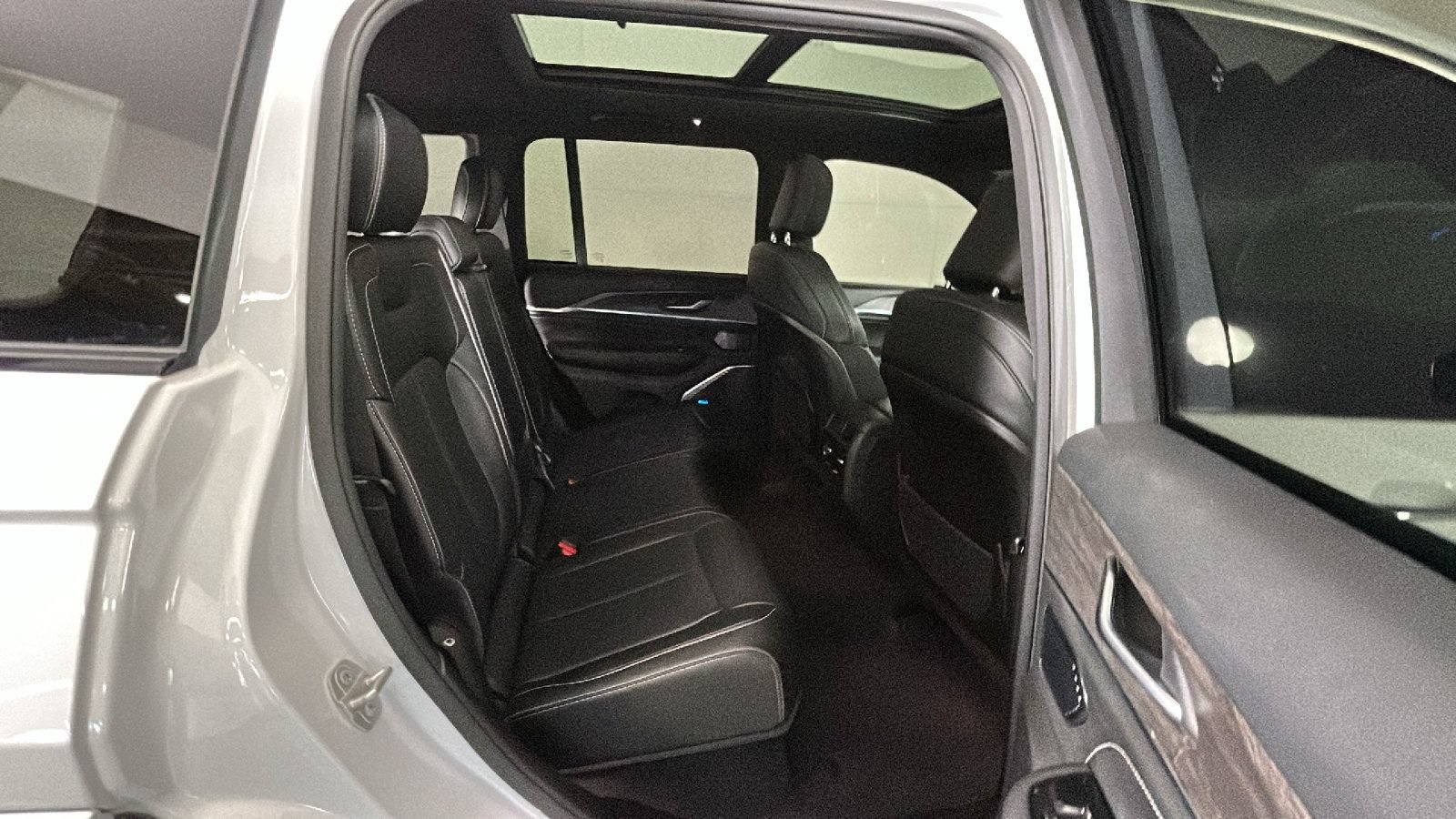 Used 2023 Jeep Grand Cherokee Overland AWD/4WD image 33