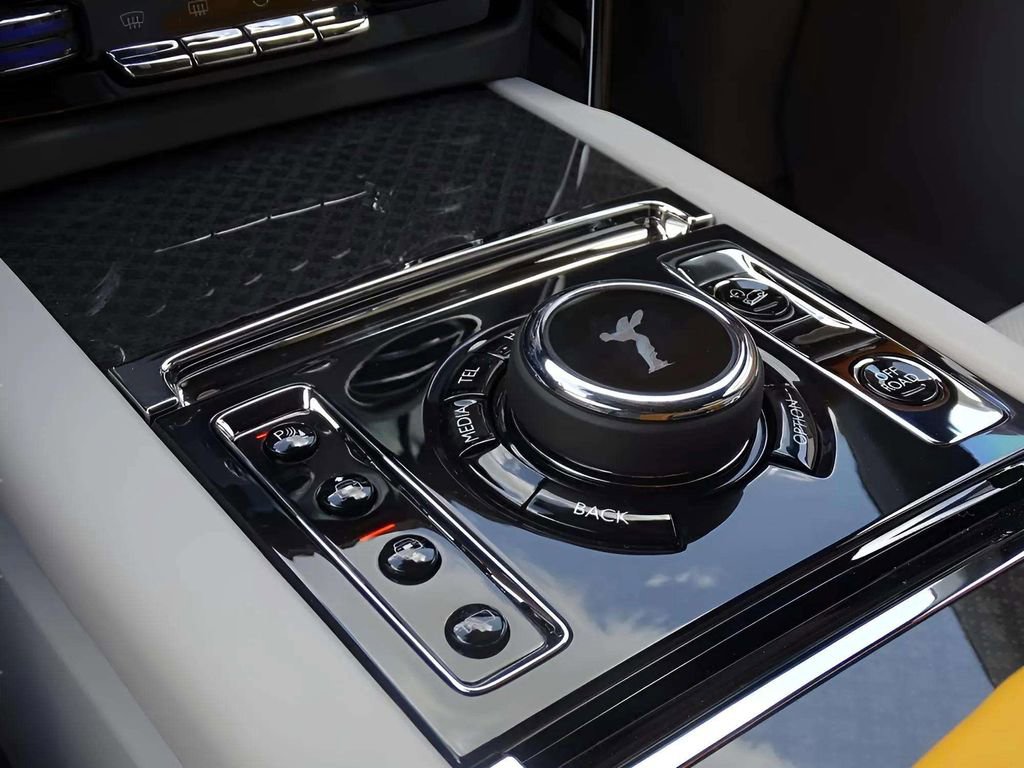 New 2025 Rolls-Royce Cullinan Black Badge image 23