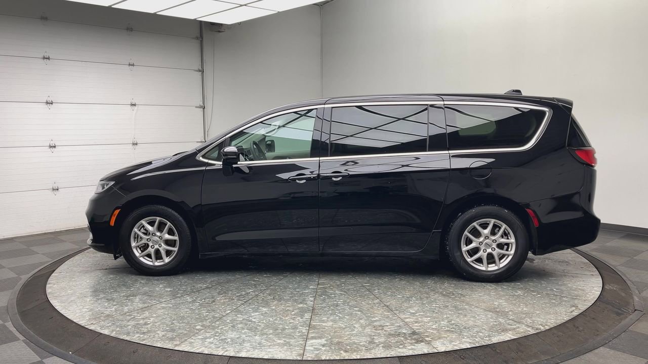 Used 2024 Chrysler Pacifica Touring-L FWD image 36