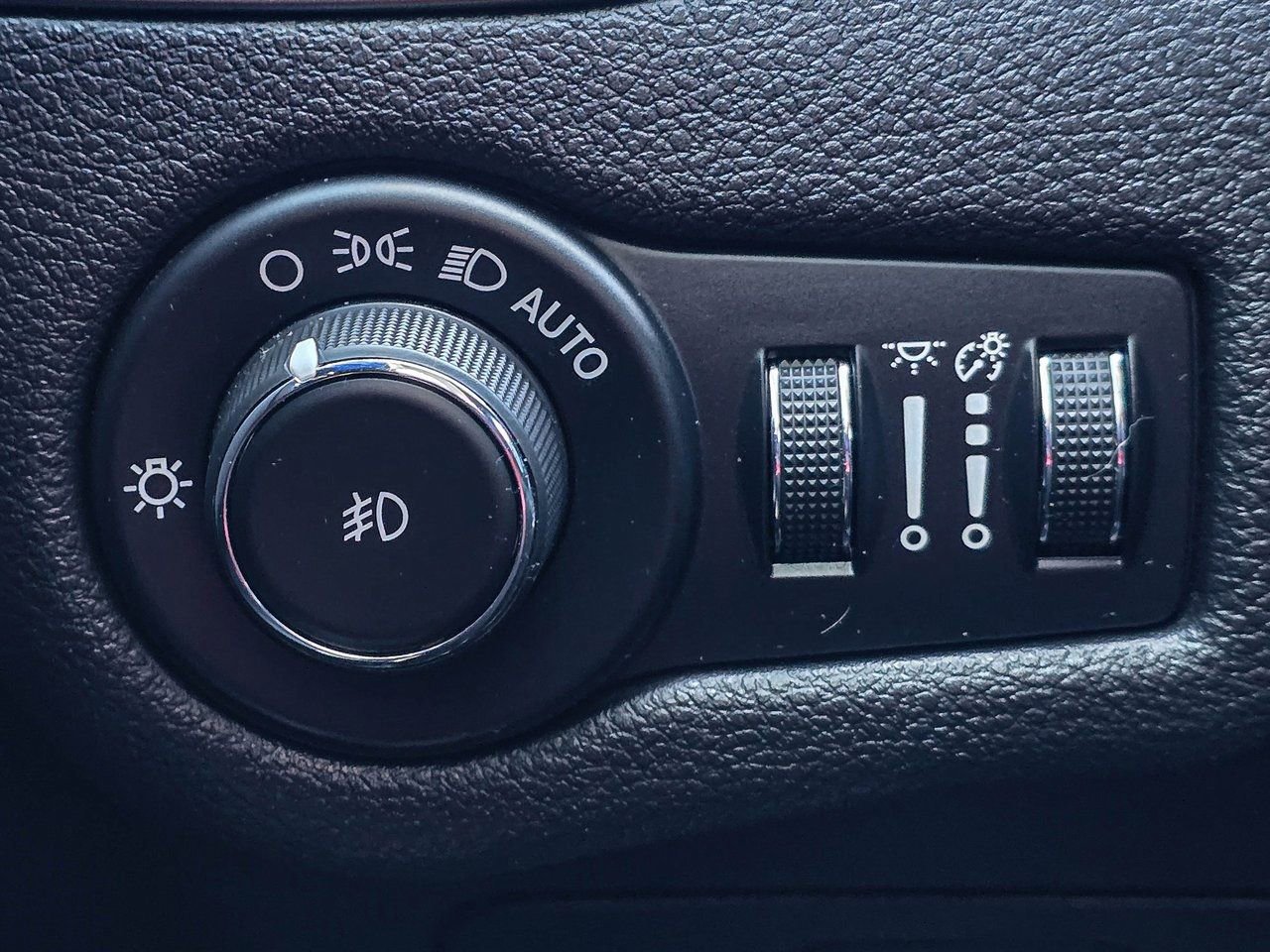 Used 2019 Jeep Cherokee Latitude Plus image 28