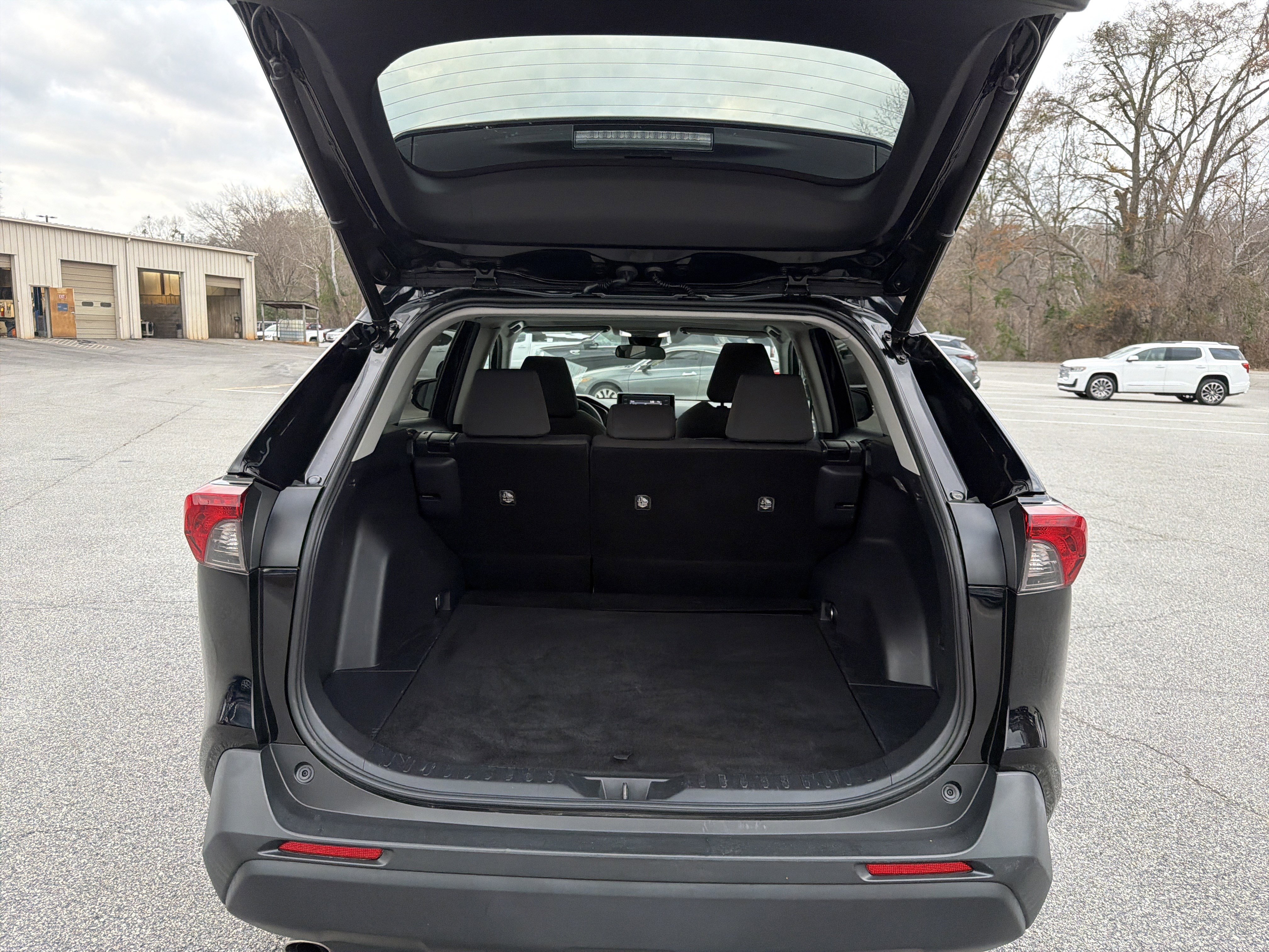 Used 2021 Toyota RAV4 XLE w/ Convenience Package image 30