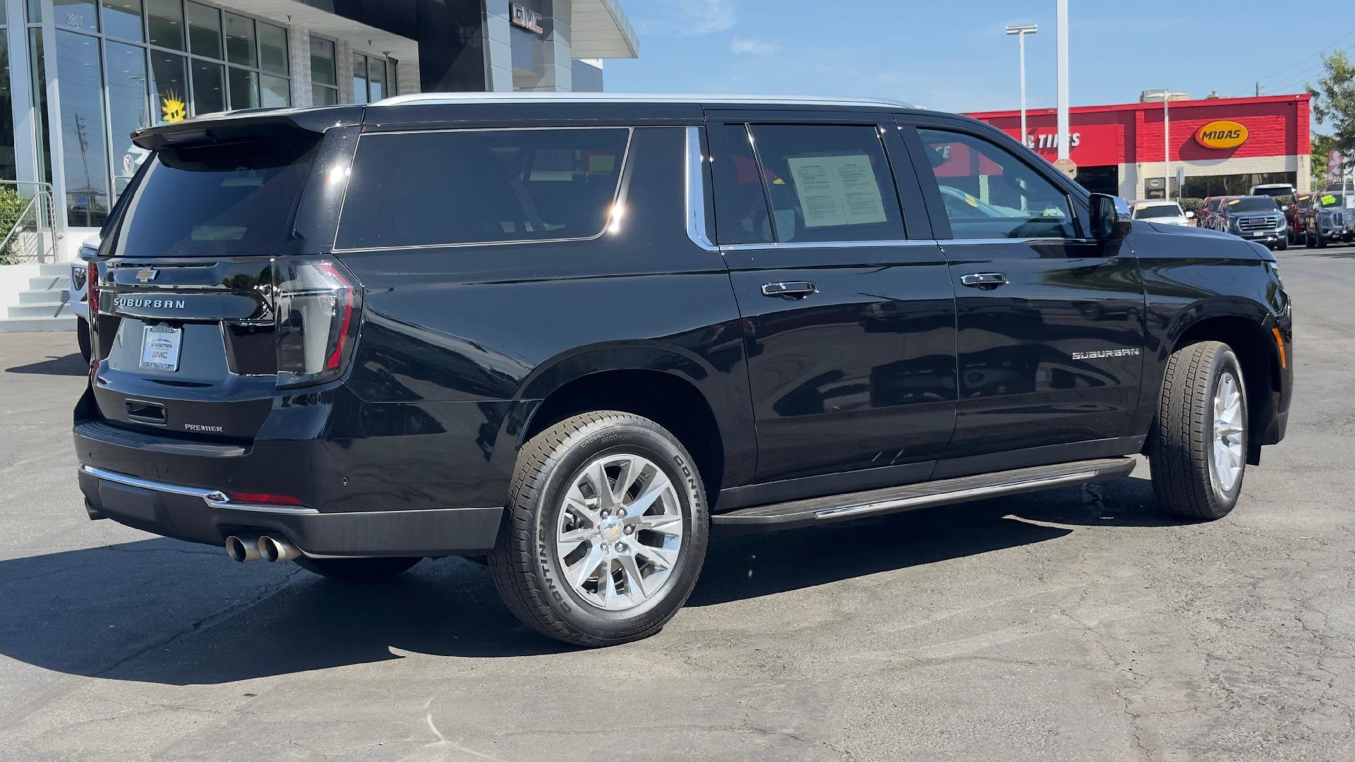 Used 2025 Chevrolet Suburban Premier AWD/4WD image 3