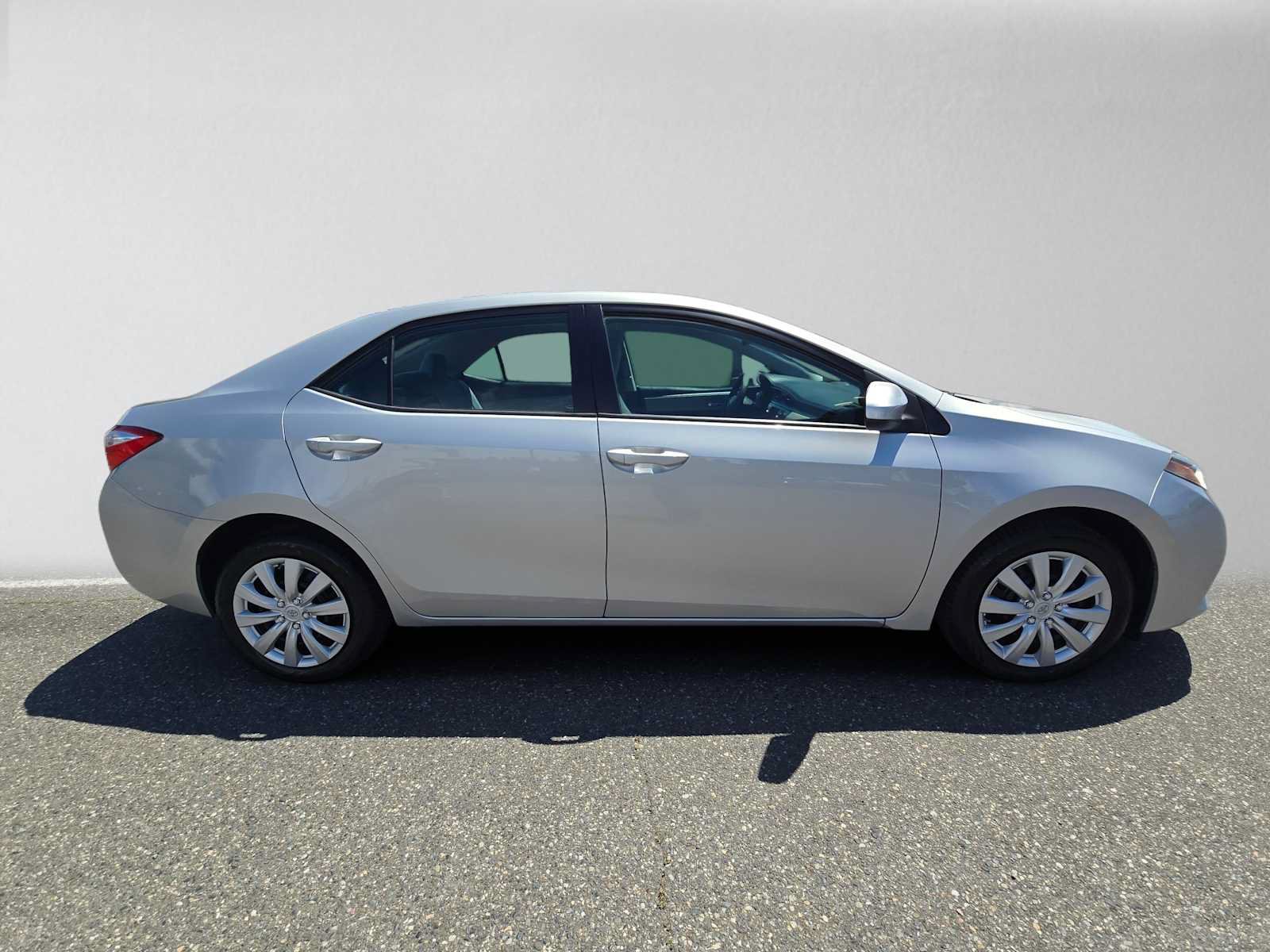 Used 2016 Toyota Corolla LE FWD image 2