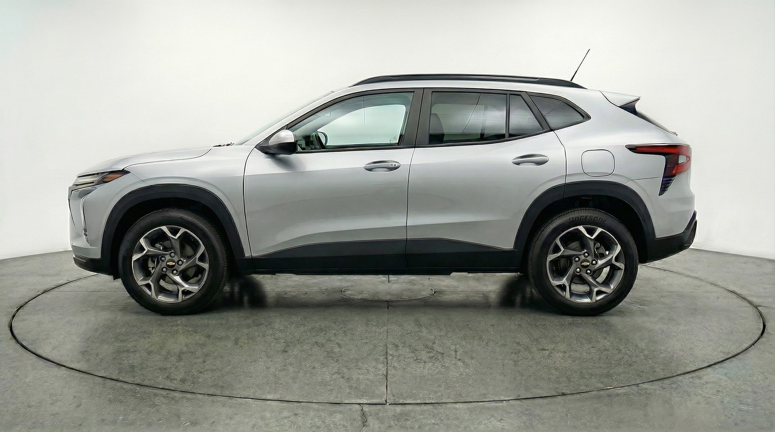 Used 2025 Chevrolet Trax LT FWD image 4