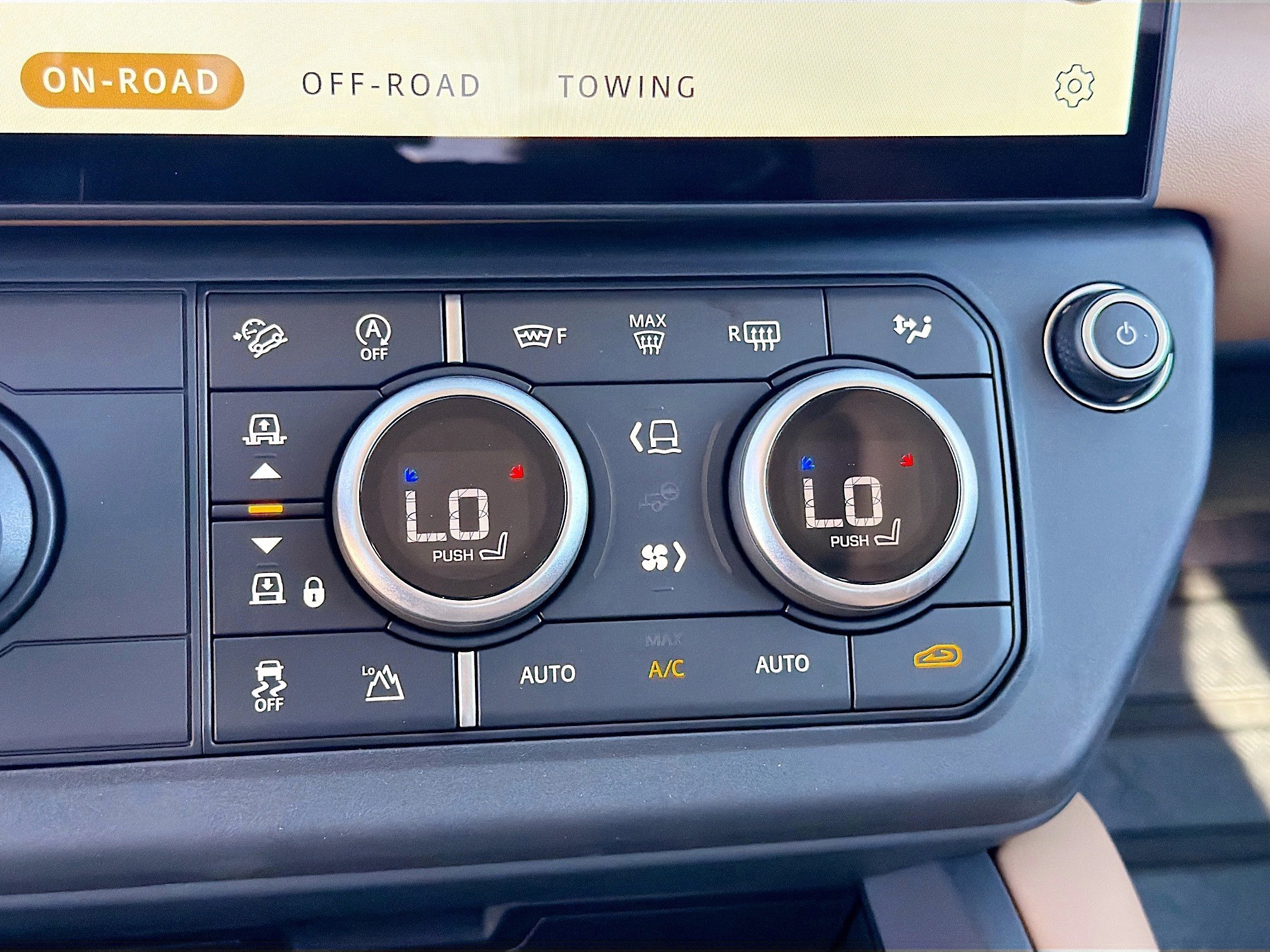 New 2026 Land Rover Defender 110 X-Dynamic SE image 33