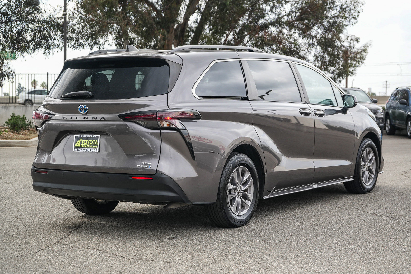 Used 2024 Toyota Sienna XLE FWD image 6