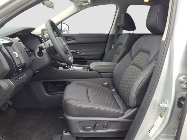 Used 2025 Nissan Pathfinder SV image 6