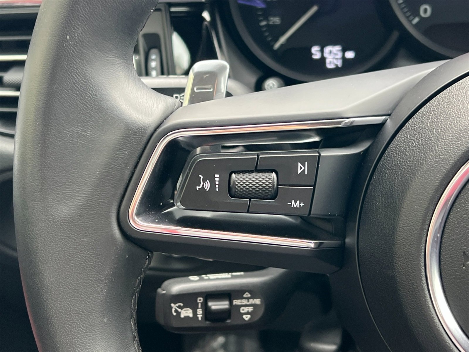 Used 2025 Porsche Macan image 27