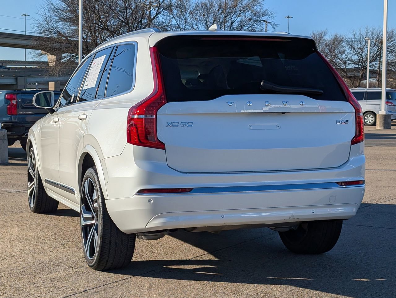 Used 2025 Volvo XC90 B6 Ultra w/ Lounge Package image 4