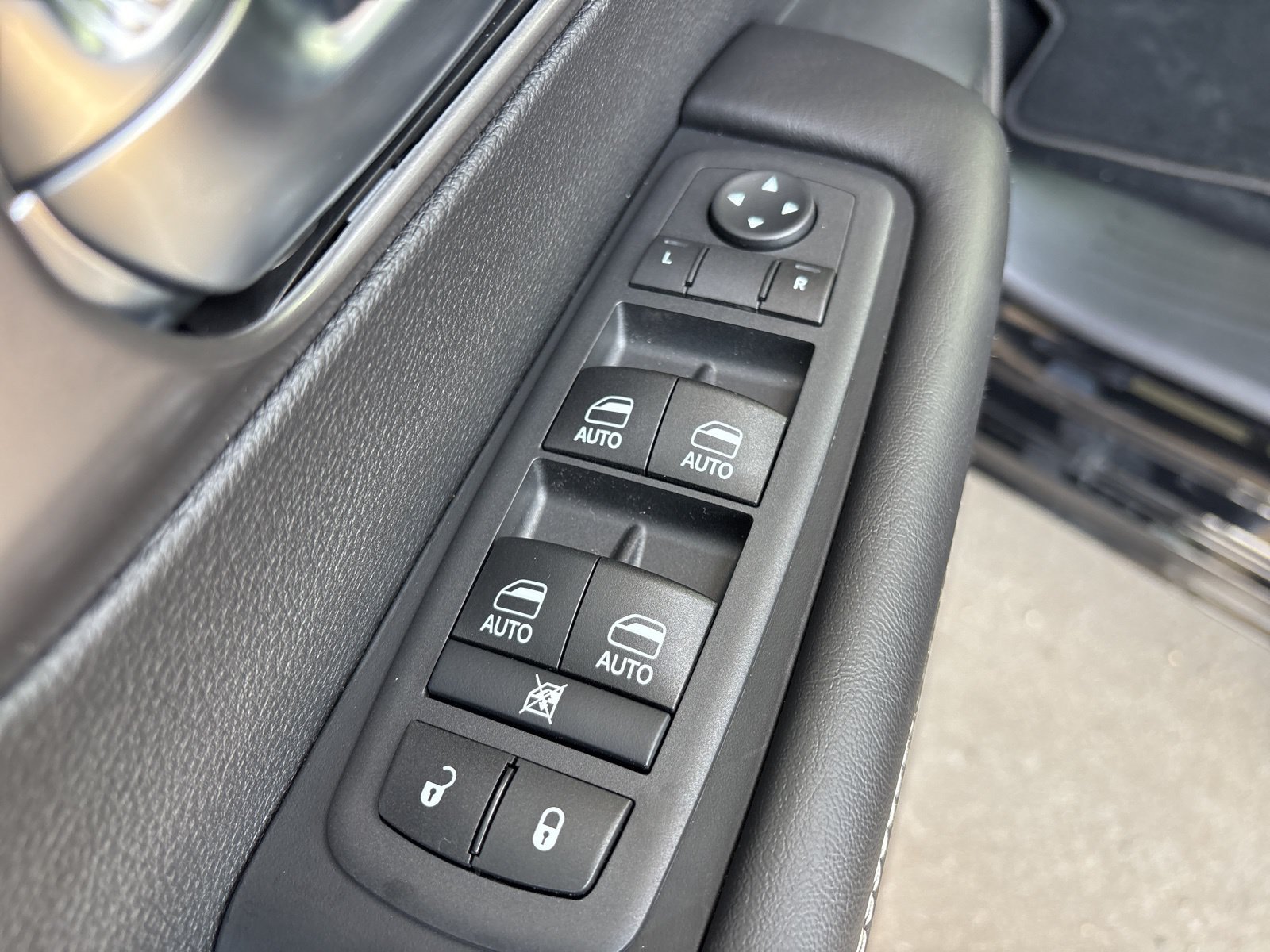 New 2026 Chrysler Pacifica Select w/ S Appearance Package FWD image 11