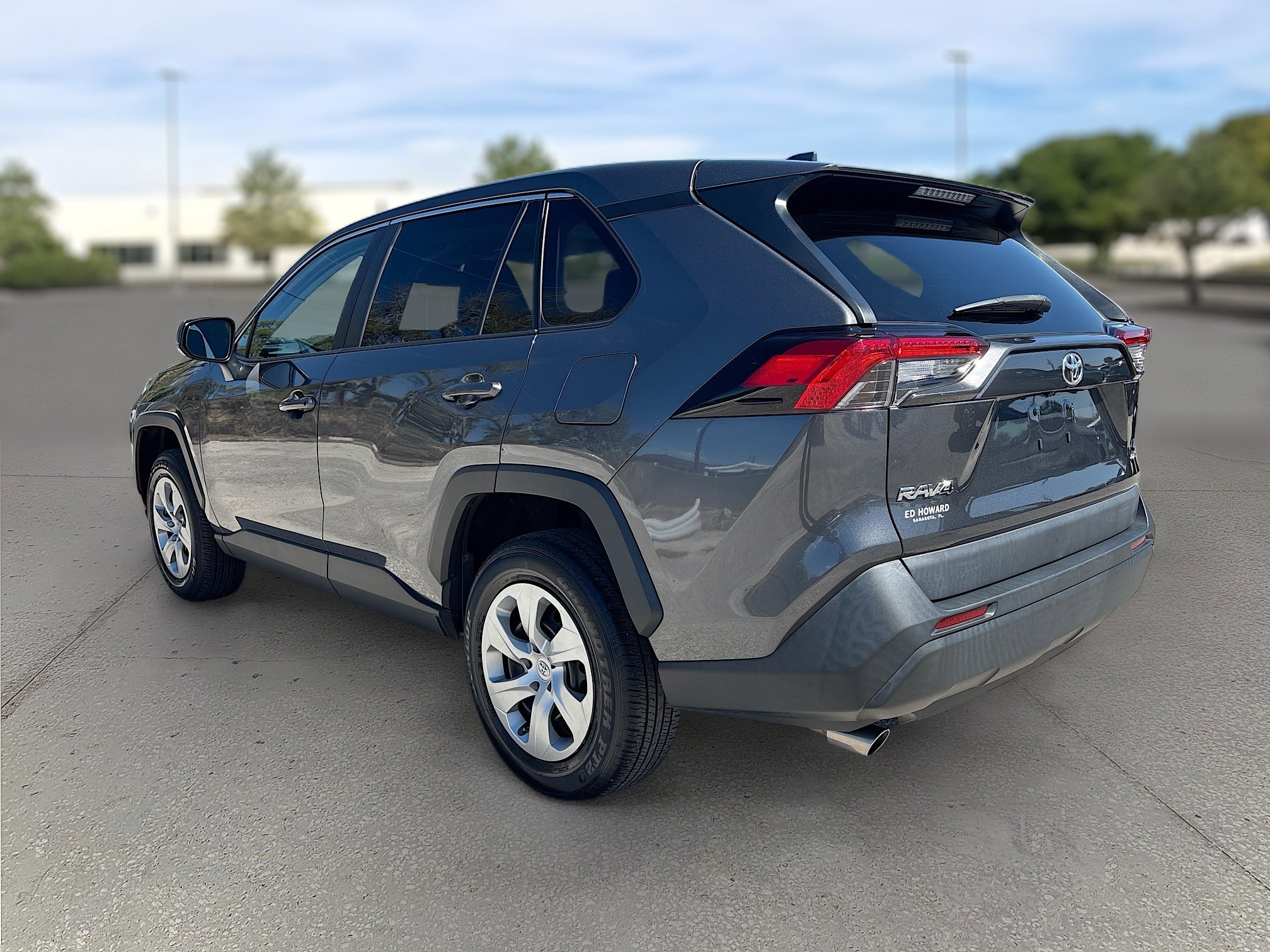 Used 2022 Toyota RAV4 LE image 5