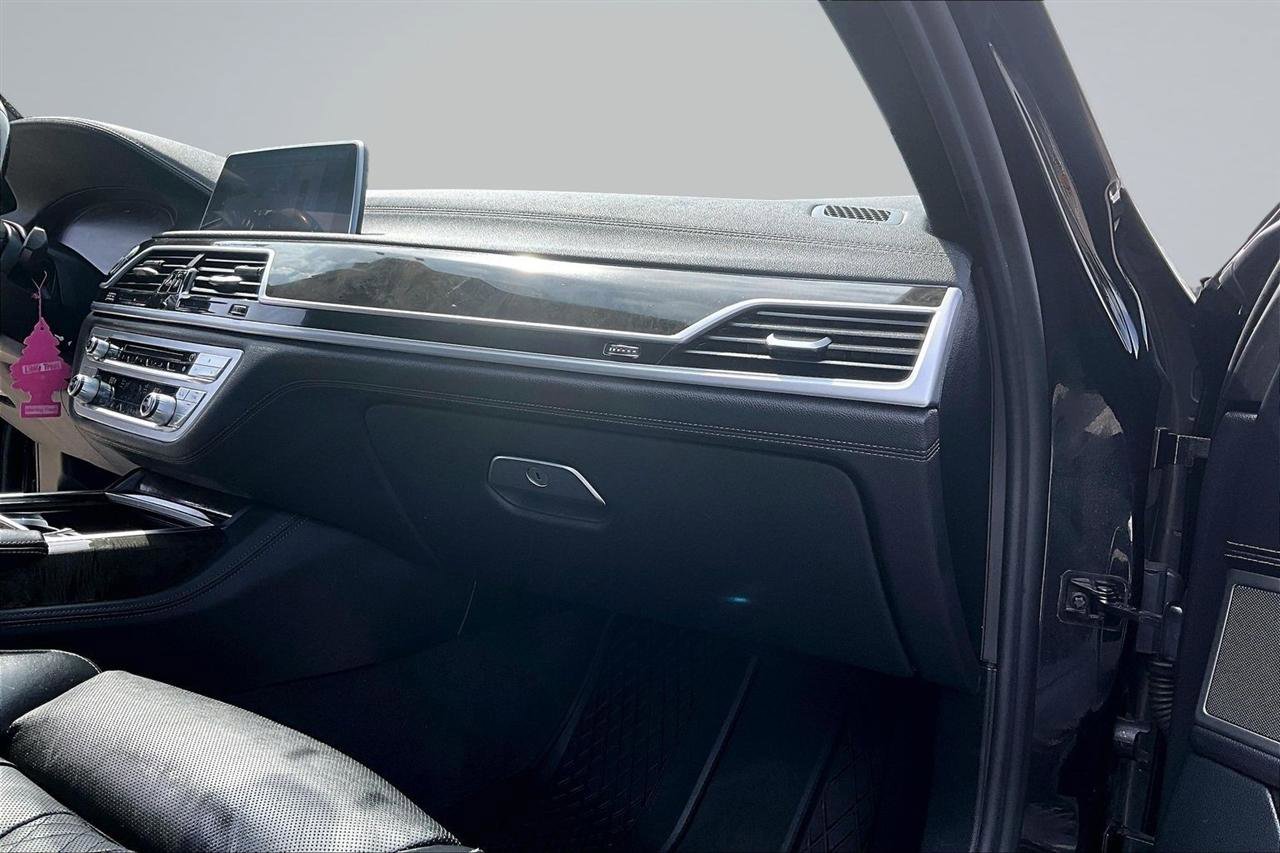 Used 2020 BMW 750i xDrive w/ M Sport Package image 26