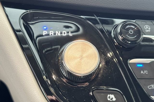 Used 2023 Chrysler Pacifica Touring-L FWD image 23
