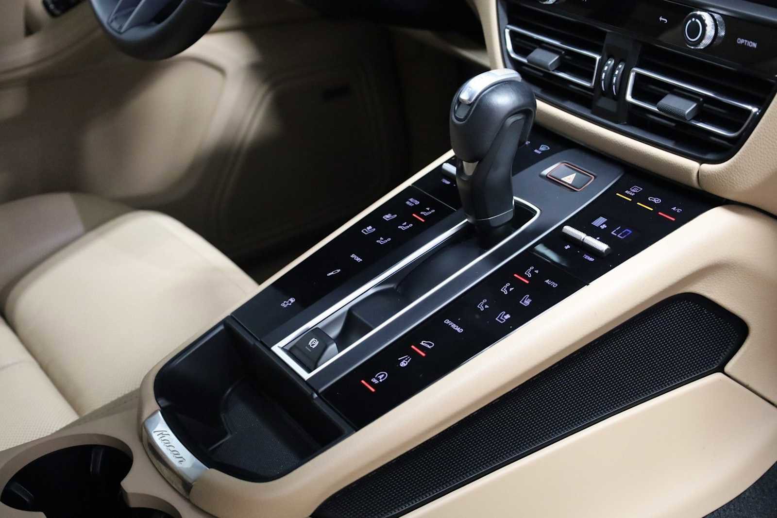 Certified 2024 Porsche Macan AWD/4WD image 21