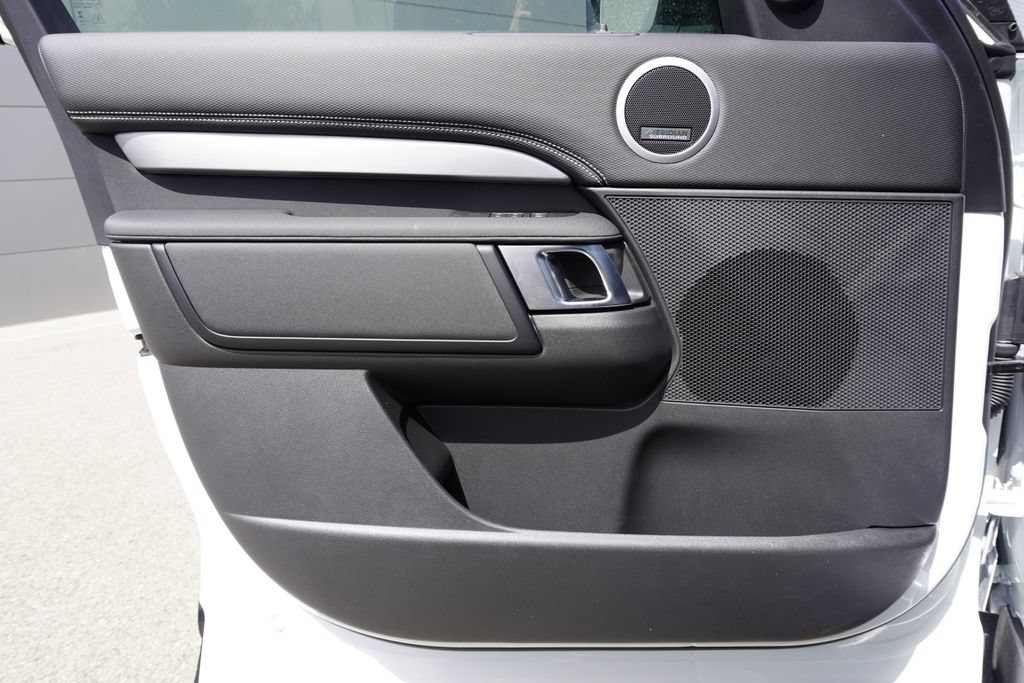 New 2026 Land Rover Discovery Dynamic SE AWD/4WD image 17