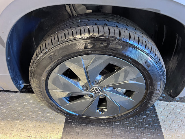 Certified 2025 Volkswagen Taos S FWD image 9
