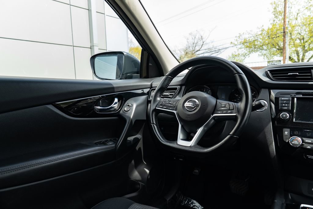 Used 2020 Nissan Rogue Sport SV image 11