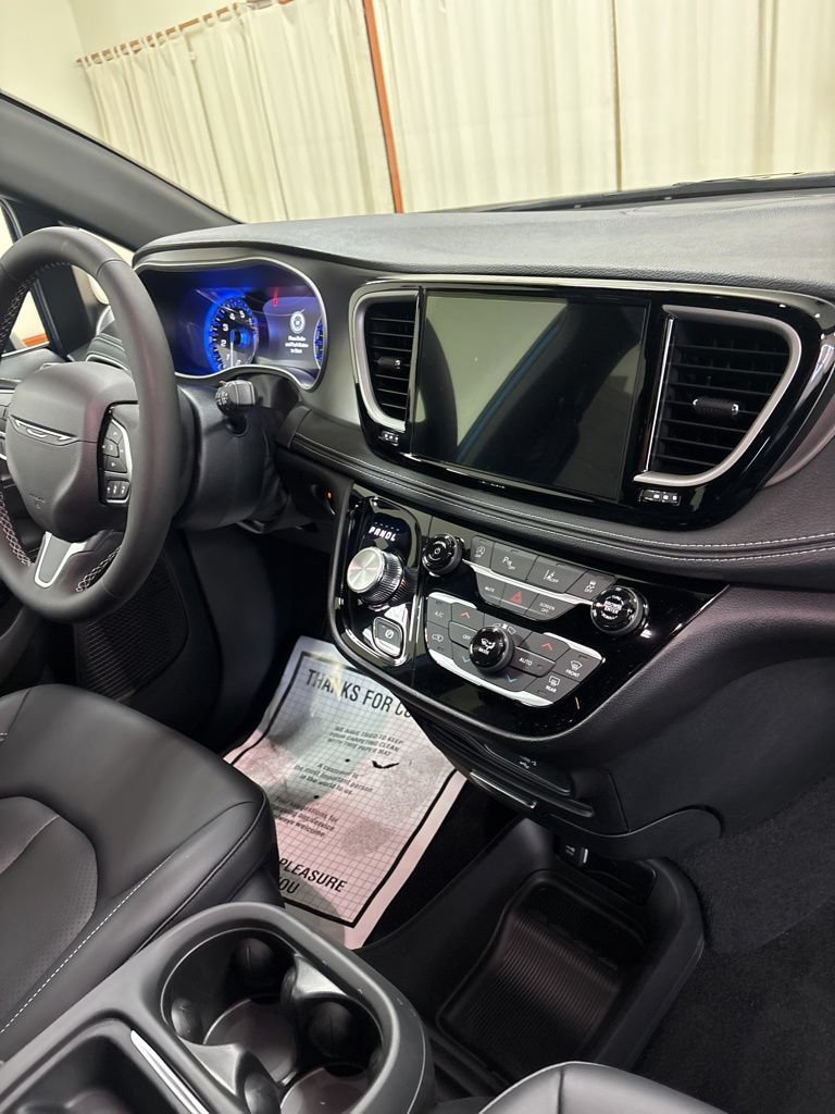 New 2027 Chrysler Pacifica Select FWD image 28
