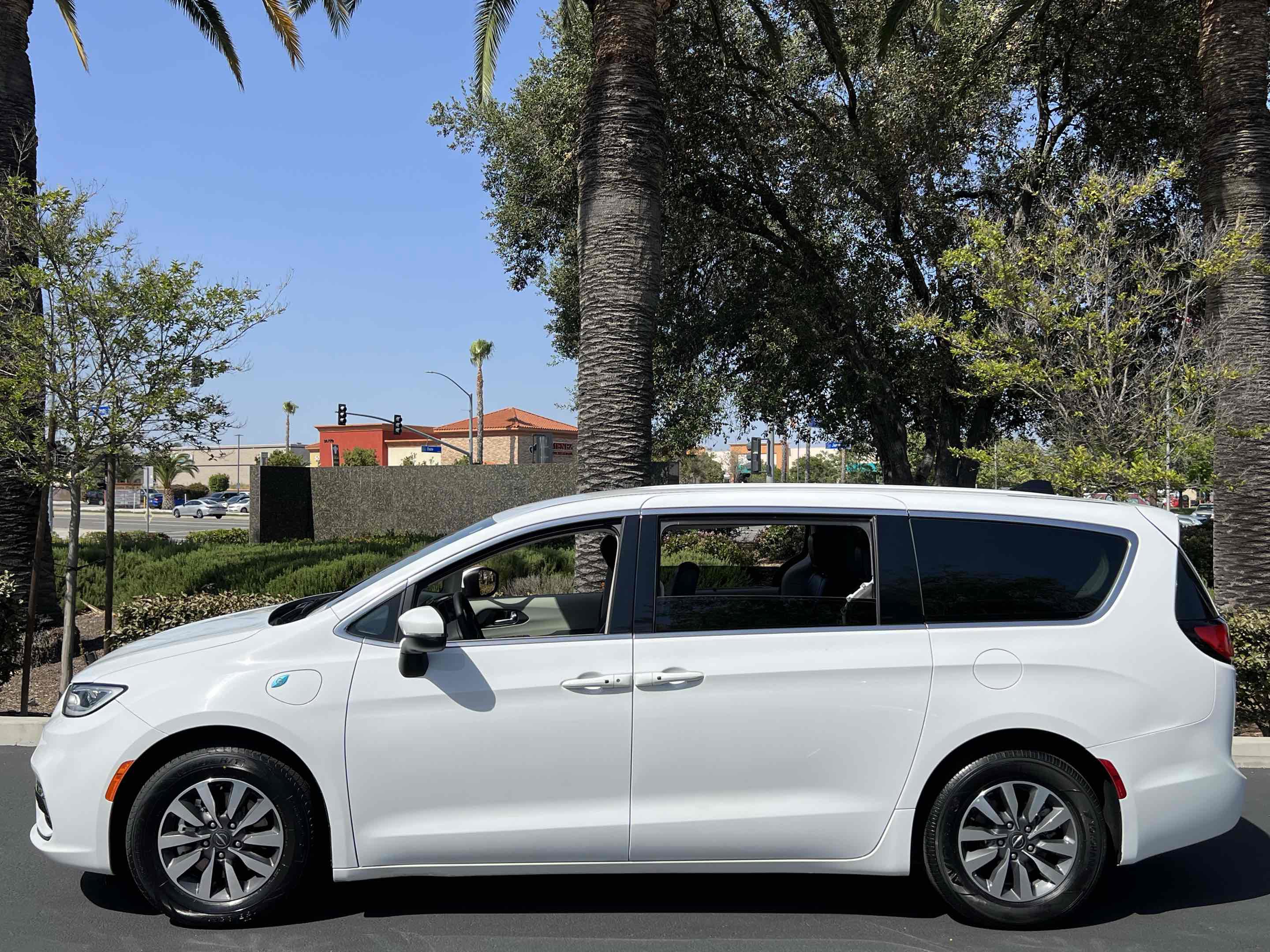 Used 2023 Chrysler Pacifica Touring-L FWD image 21