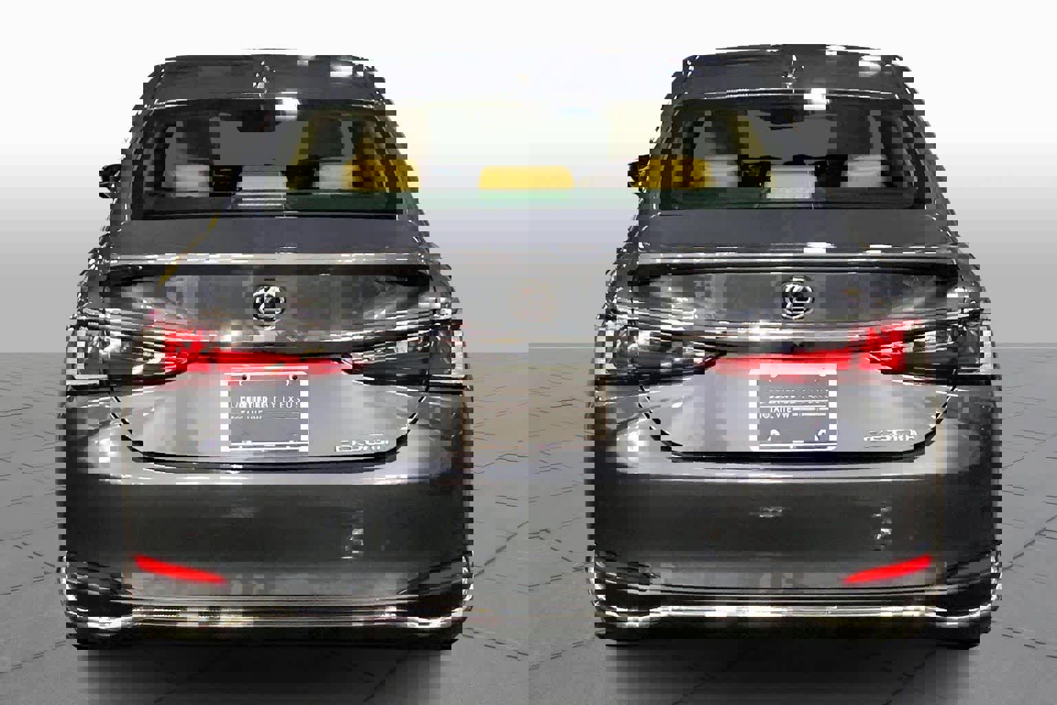 Used 2025 Lexus ES 300h w/ Luxury Package image 4