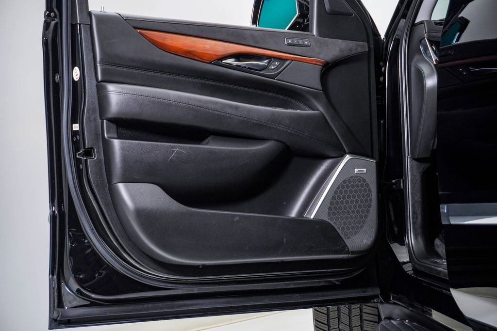 Used 2019 Cadillac Escalade Luxury AWD/4WD image 25