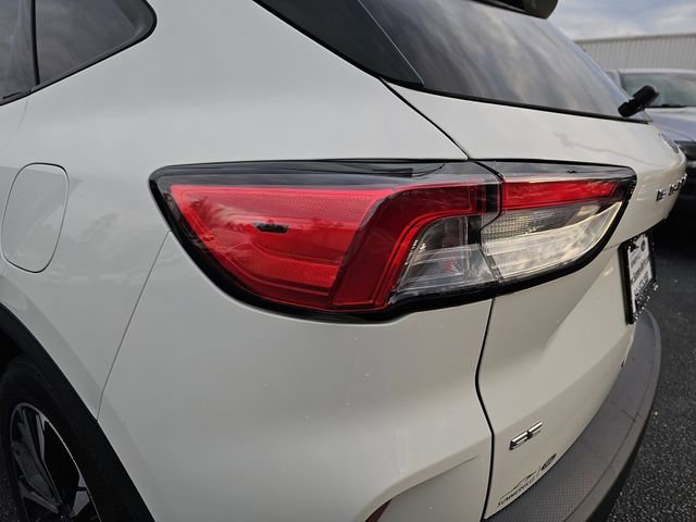 Used 2021 Ford Escape SE w/ SE Sport Appearance Package image 32