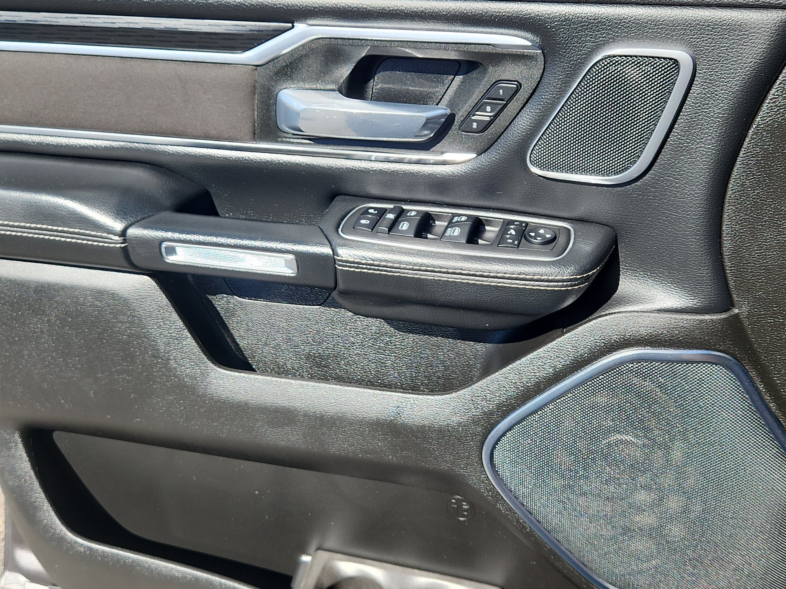 Used 2024 RAM 1500 Laramie AWD/4WD image 8