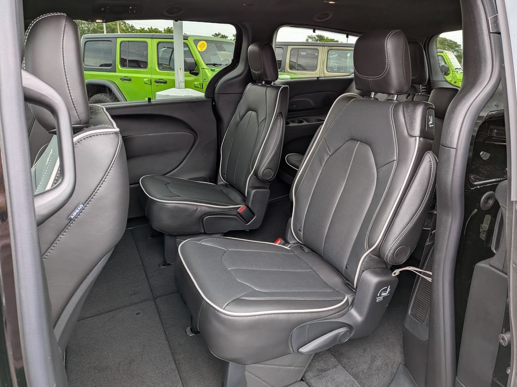 New 2027 Chrysler Pacifica Limited AWD/4WD image 12