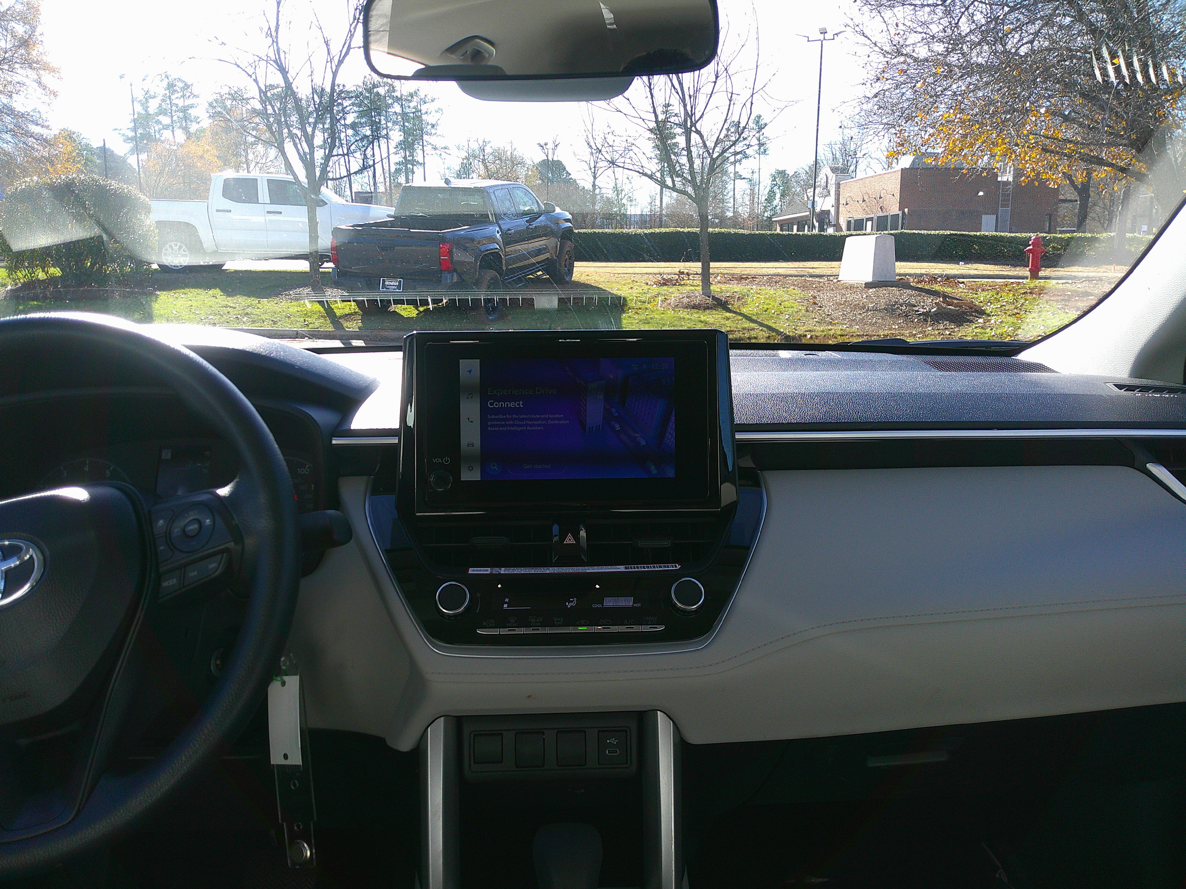 Used 2025 Toyota Corolla Cross L image 32