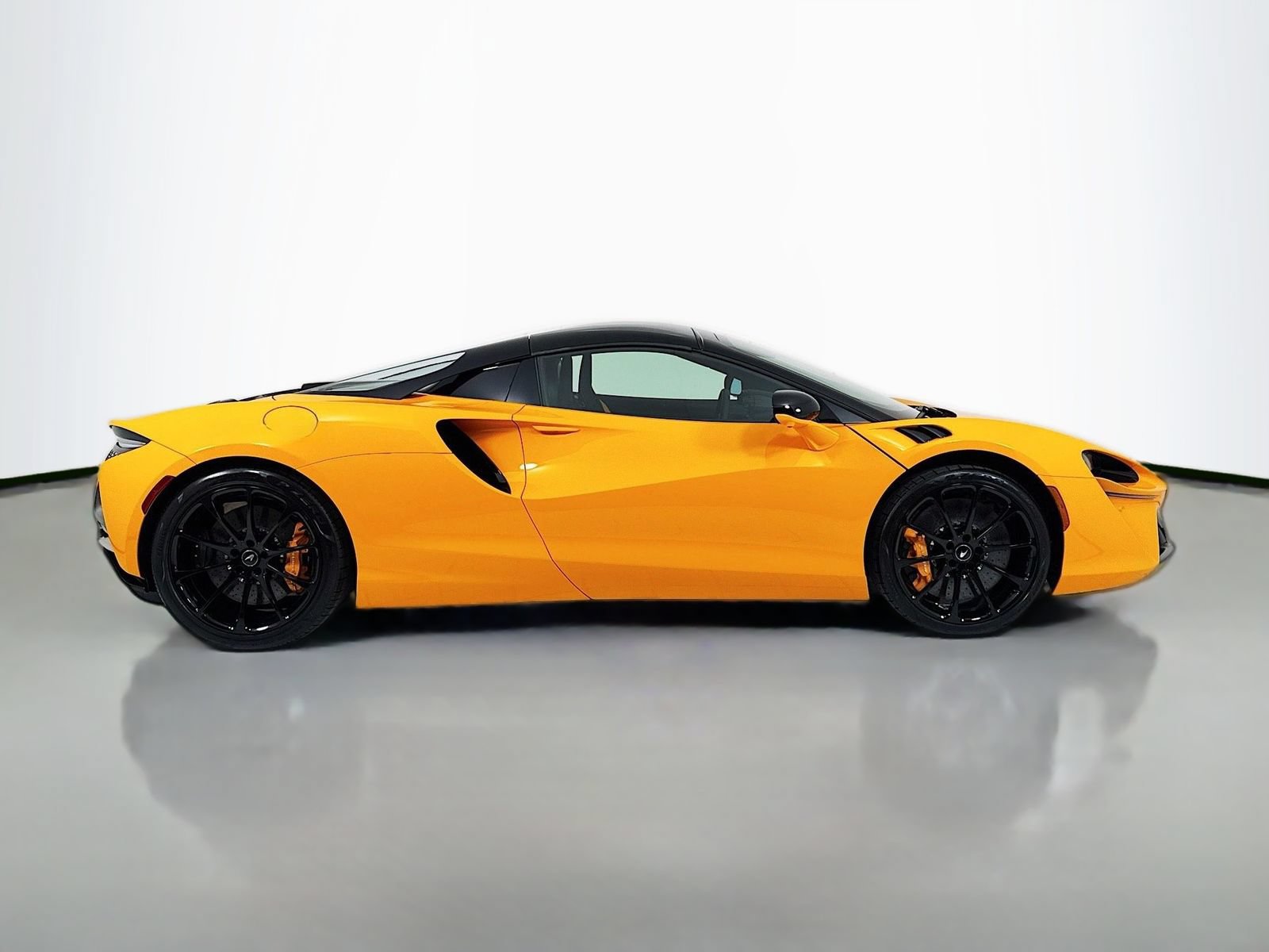 Used 2025 McLaren Artura Spider RWD image 8