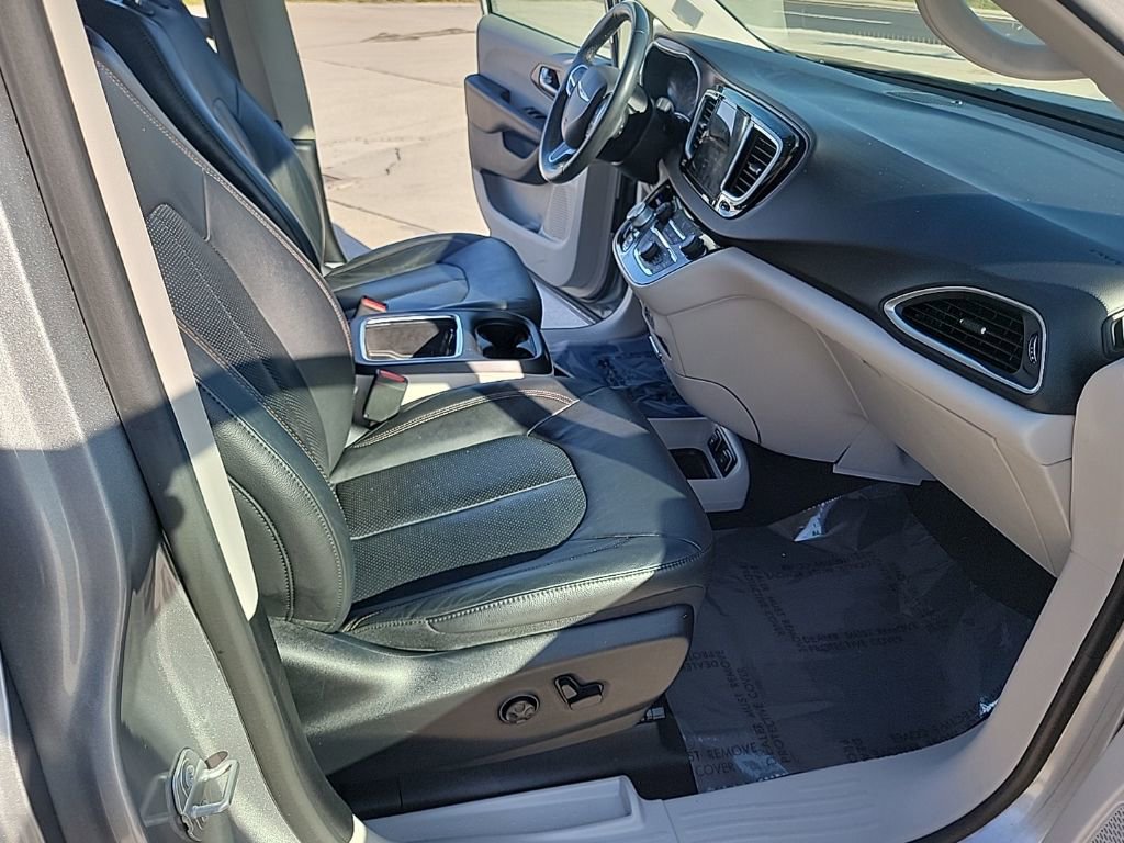 Used 2019 Chrysler Pacifica Touring-L Plus w/ Tire & Wheel Group image 15